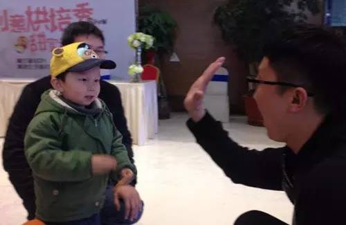 老楊你真心的是童心未泯啊，來，跟叔叔Give Me Five！