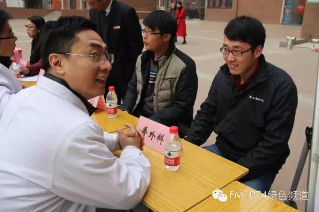 看這位小伙兒，跟我們的醫(yī)生都聊嗨了……