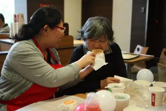 我還未長(zhǎng)大，你卻已白了頭發(fā)，我要珍惜和媽媽在一起的每一刻