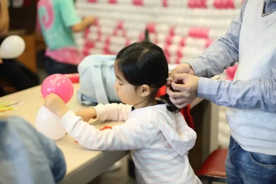 我能第一時(shí)間找到為我編辮子的爸爸，因?yàn)樗氖质悄菢拥臏厝岫辛α? complete=