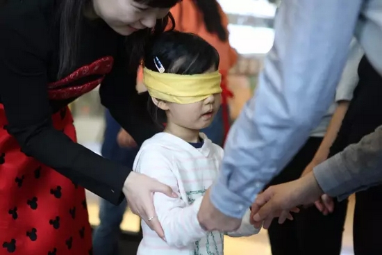 我能第一時(shí)間找到為我編辮子的爸爸，因?yàn)樗氖质悄菢拥臏厝岫辛α? complete=