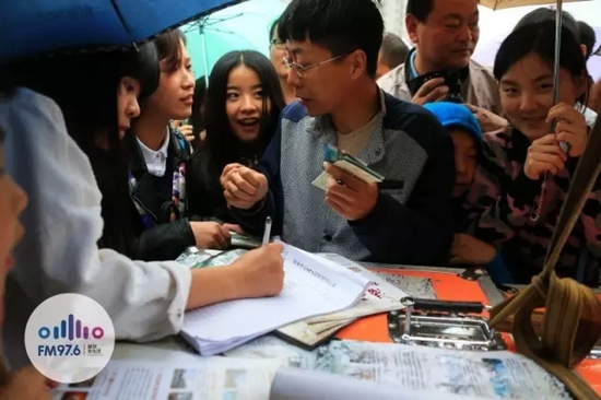 現(xiàn)場觀眾被臺上的浪漫氣氛感染，紛紛報名參加現(xiàn)場表白。