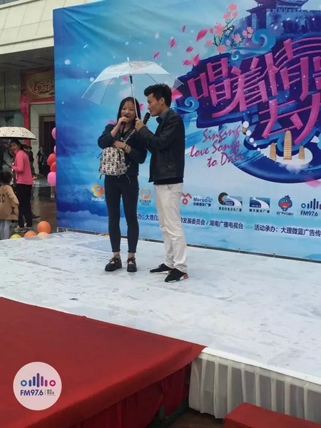 這是一位在校大學(xué)校，暗暗的喜歡純純的愛。