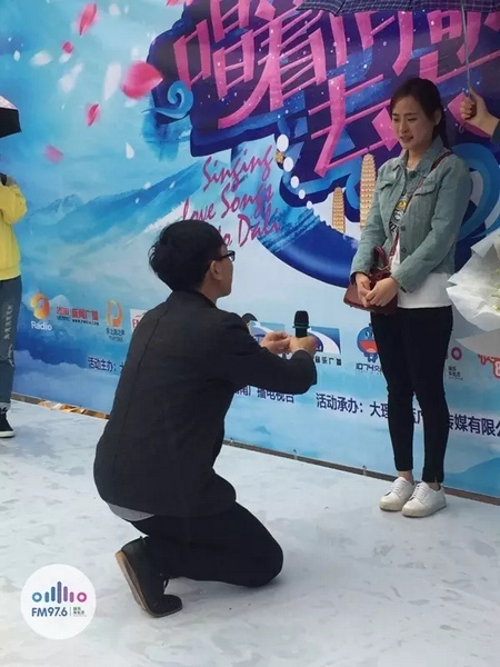 蘇世龍手捧戒指，單膝跪地向夢夢求婚，夢夢激動的說不出話來，點頭答應(yīng)~