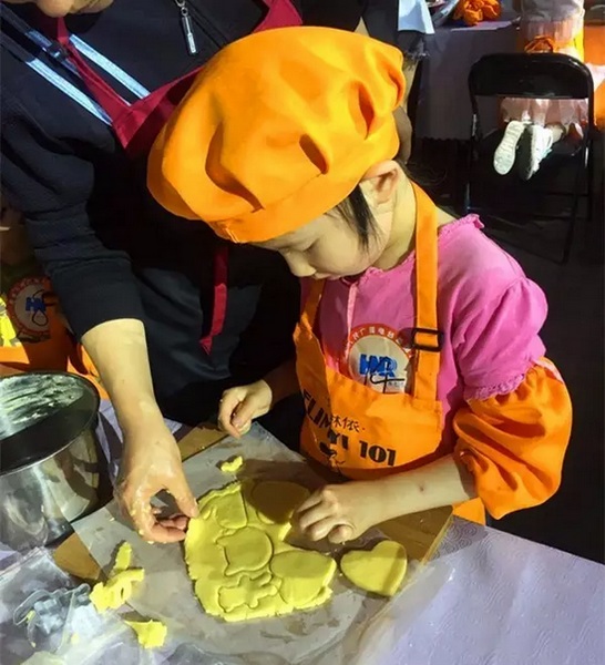 在爸爸媽媽的陪同下，親手制作餅干