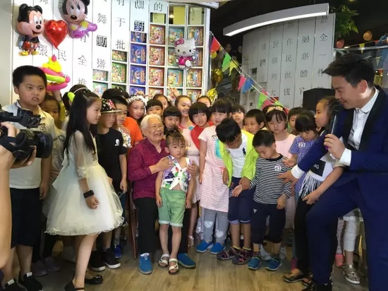 　　豫劇表演藝術(shù)家高潔老師和孩子們?cè)谝黄穑v述自己和戲曲的故事，祝福所有的小朋友節(jié)日快樂。