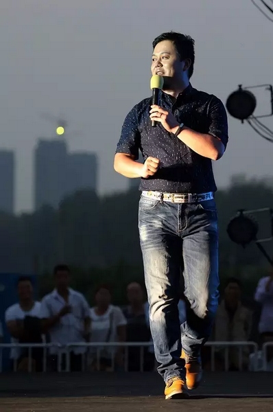 莫非此刻是在向前走還是向后移？