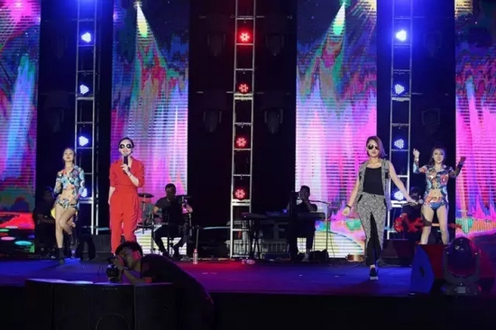 夢(mèng)茹、怡璐《路燈下的小姑娘》