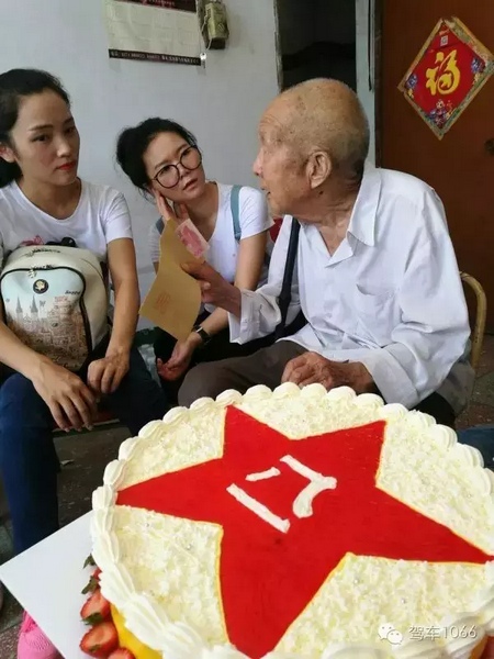 二姐們認真聽老兵講抗戰(zhàn)的故事，老人年事已高，記憶都是轟炸！轟炸！轟炸！