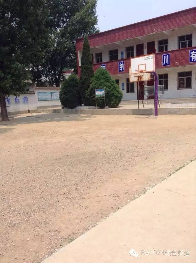 學(xué)校面積不大，只有一棟教學(xué)樓。