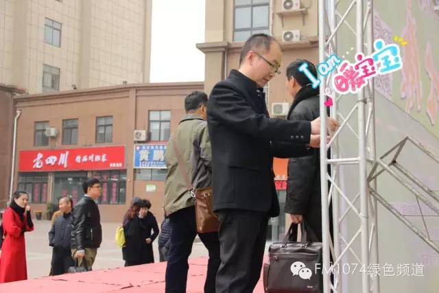 寒江副總監(jiān)親力親為，事無巨細。偶像真是暖暖惹人愛呢！