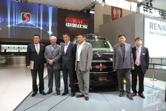北京國際車展上，全新GMC S系列頂級商務(wù)車在亞太區(qū)首發(fā)。圖為企業(yè)領(lǐng)導(dǎo)與新車合影。