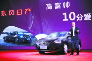 東風(fēng)日產(chǎn)市場(chǎng)銷售總部副總部長(zhǎng)楊嵩正在講解新一代軒逸的產(chǎn)品特點(diǎn) 東風(fēng)日產(chǎn)市場(chǎng)銷售總部副總部長(zhǎng)楊嵩正在講解新一代軒逸的產(chǎn)品特點(diǎn)