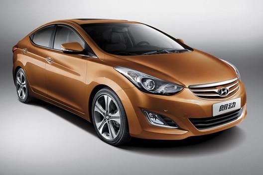 　　北京現(xiàn)代朗動(dòng)分別搭載1.6L和1.8L兩種發(fā)動(dòng)機(jī)，共7款車型?！傲黧w雕塑”設(shè)計(jì)理念持身的朗動(dòng)看上