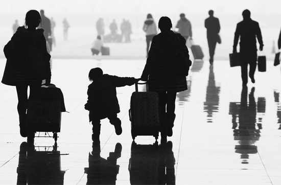 昨日，鄭州東站，一名孩子拉著媽媽和包裹快樂地奔走在春運的途中