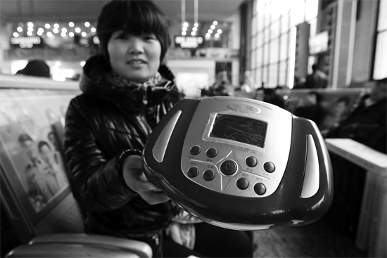 火車站候車室，李女士向記者展示她準備孝敬父母的按摩儀