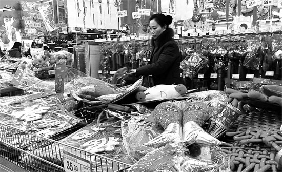 超市里，和春節(jié)相關(guān)的商品被擺放到了十分顯眼的位置