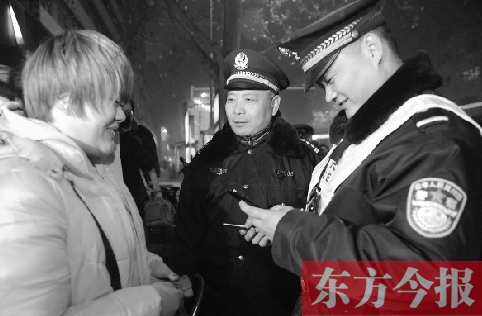 鄭州市公安局金水路分局黃柏仁局長(中)帶領民警夜間在轄區(qū)巡邏 鄭州市公安局金水路分局黃柏仁局長(中)帶領民警夜間在轄區(qū)巡邏