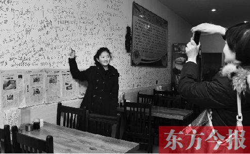 東方今報“一碗面的溫暖”還在延續(xù)，媒體和愛心人士的吃面接力熱情不減。