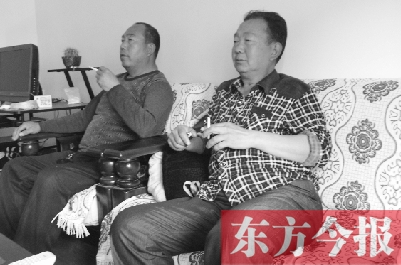 吳四輩和張年學(xué)在家聊天，談?wù)撋稌r(shí)候能去上班