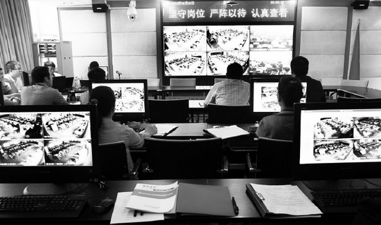 2013年高考首日，鄭州市國家考試考務(wù)指揮中心內(nèi)，工作人員通過監(jiān)控器遠(yuǎn)程監(jiān)考