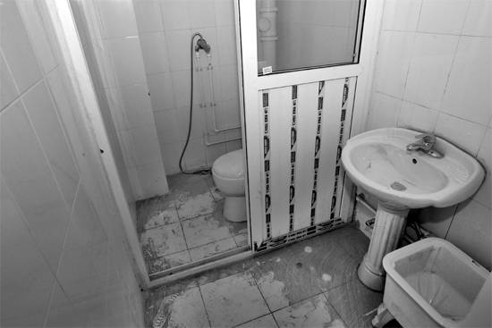 不僅周邊設(shè)施齊全，鄭州公租房室內(nèi)設(shè)施也齊全。圖為剛安裝好的衛(wèi)浴設(shè)施