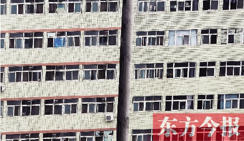 鄭州市城中村眾多類似這樣火柴盒式的房間，成了大中專畢業(yè)生們暫時安放青春和夢想的地方