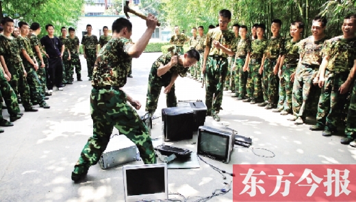 為了讓孩子表達(dá)戒除網(wǎng)癮的決心，學(xué)校組織孩子親手砸毀電腦