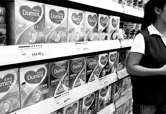 5日，鄭州一家超市內(nèi)，多美滋其他階段奶粉仍在售，但無人問津