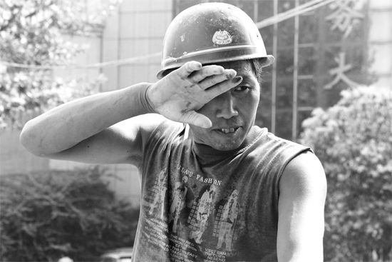 昨日，濟源市市政工人王紅旗在揮汗工作