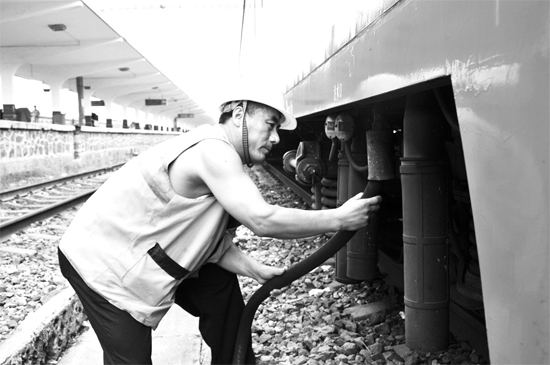 昨日，商丘火車站給水員在烈日下工作