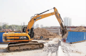 南陽(yáng)路、北環(huán)快速路立交橋?qū)⑦M(jìn)行封閉施工，圖為工人正在拆除隔離欄