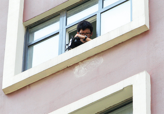 孩子墜樓的窗口下墻面上還留著孩子掙扎的痕跡 孩子墜樓的窗口下墻面上還留著孩子掙扎的痕跡