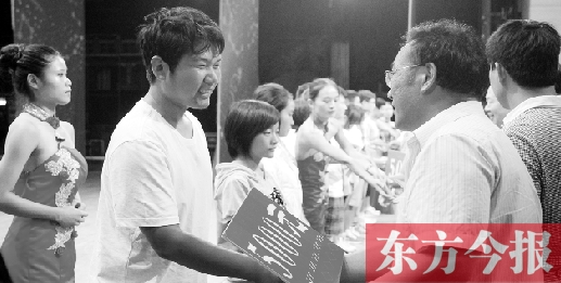 8月25日，河南電視臺8號演播廳，寒門學(xué)子每人拿到了5000元助學(xué)金
