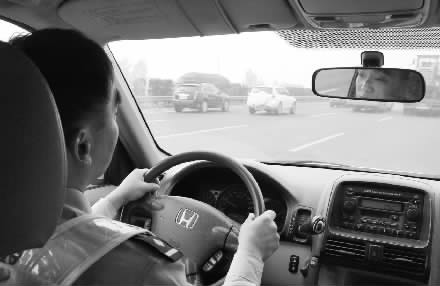 我省高速交警在高速路上開車巡邏 我省高速交警在高速路上開車巡邏