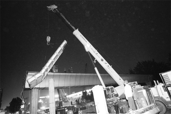 昨日凌晨，鄭州市動(dòng)物園天橋徹底拆除