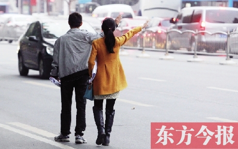 昨日下午5時30分，鄭州市花園路口公交站，一對青年正焦急等車