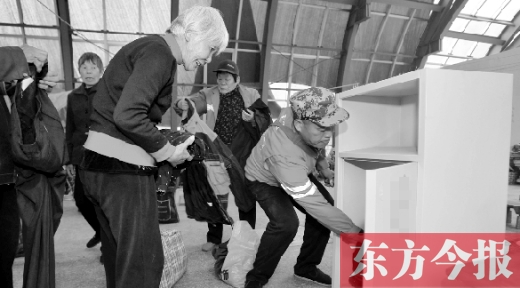 11月5日，孫德坤把棉衣送到今報(bào)的一處“愛有所衣”站點(diǎn)