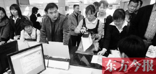 市民在“低臺敞開式”辦事大廳辦理業(yè)務(wù) 市民在“低臺敞開式”辦事大廳辦理業(yè)務(wù)