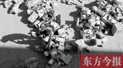 “雙十一”后，快遞員忙著送包裹，連水也不敢喝