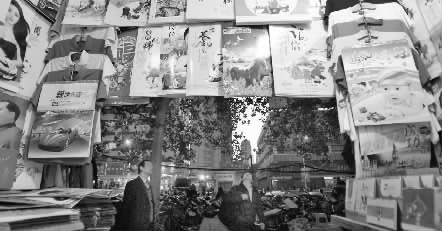 11月25日，鄭州市福壽街一家臺(tái)歷、掛歷專營(yíng)店店主稱，上貨半個(gè)多月了，生意一直很冷清