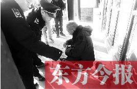 昨日，鄭州市管城區(qū)執(zhí)法局對轄區(qū)一只狗狗檢查是否辦過證 東方今報首席記者 劉棟杰 攝