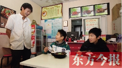 11月30日，鄭州市81中的兩位學(xué)生用勞動為自己掙了一頓中午飯，心里很高興