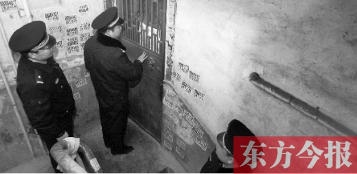 12月3日，鄭州市隴海路。執(zhí)法人員欲進入一戶未辦狗證的居民家中，強行將狗帶走