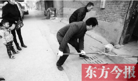 12月3日，鄭州市隴海路。執(zhí)法人員對一只“辦了證卻不系繩”的狗進行捕捉