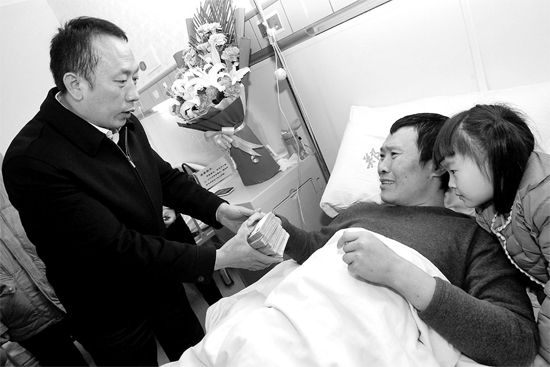 黃久生把五萬元現(xiàn)金送到李剛的病房內(nèi) 黃久生把五萬元現(xiàn)金送到李剛的病房內(nèi)