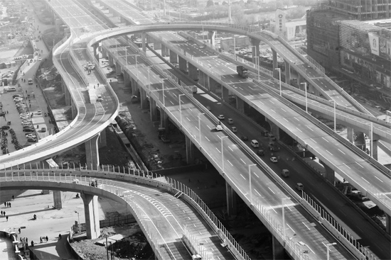 昨日，已經(jīng)開(kāi)始施劃交通標(biāo)線(xiàn)的鄭州市三環(huán)快速路北環(huán)高架橋部分