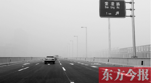 昨天上午，東方今報記者跟隨鄭州市交巡警部門，提前探路已具備通車條件的鄭州市三環(huán)快速路