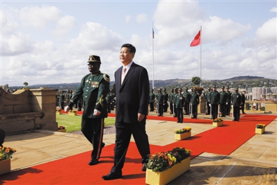 3月26日，南非總統(tǒng)祖馬在比勒陀利亞聯(lián)邦大廈前廣場(chǎng)舉行儀式，歡迎中國(guó)國(guó)家主席習(xí)近平訪問(wèn)南非。這是習(xí)近平檢閱儀仗隊(duì)。新華社記者 蘭紅光 攝