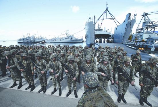 菲在南海緊盯中國艦船被曝仁愛礁駐軍不足12人 菲在南海緊盯中國艦船被曝仁愛礁駐軍不足12人